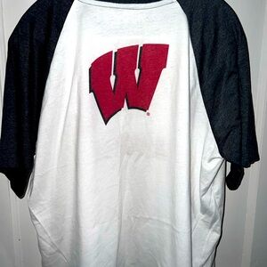 UNDER ARMOR WISCONSIN BADGERS CROPPED TEE. UW MADISON